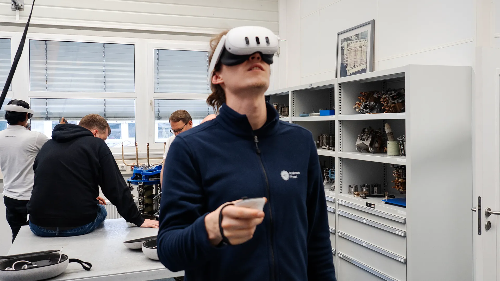 Während einer der Teilnehmenden die VR-Brille trägt und Aufgaben löst, folgen die anderen seinem Blick auf dem Bildschirm des Tablets.